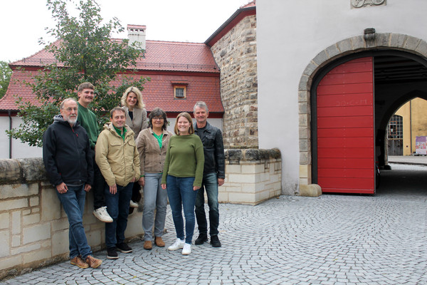 Foto des neu gewählten Vorstands der Herrieder GRÜNEN vor dem Eingangstor zum Herrieder Stadtschloss 